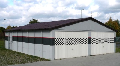 Betondoppelgarage mit Satteldach und Regenablauf rechts und links